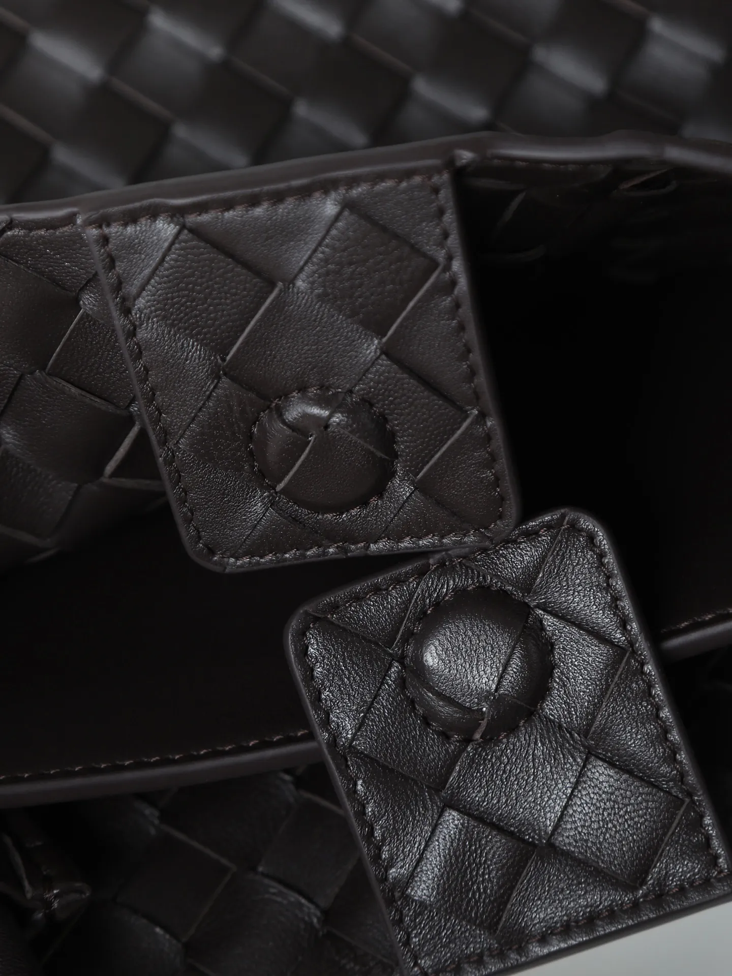 1550. Andiamo is shipping‼ ️Really popular🔥The new Andiamo woven handbag launched by Bottega Veneta this season is really popular all over the world! ! Celebrities at home and abroad have worn it, and Oscar-winning actress Michelle Yeoh has taken it out on the street. Song Jia, Trai Yala, Yu Feihong, Sanji Ayaka, Rosie Hunting-Whiteley, Yoshioka Riho, etc. have all worn this bag. It is classic and versatile and shows off your temperament, and the bag capacity is also large, which is very convenient for daily commuting! ! A variety of carrying methods, the shoulder straps can be adjusted by yourself, the original lambskin feels soft and delicate, and the unisex style breaks gender boundaries and brings a more practical and longer-lasting use experience. Andiamo, which has both elegant and casual styles, perfectly interprets the true appearance of "fashionable old money style". Style number: 766016 Size: 32*24*12